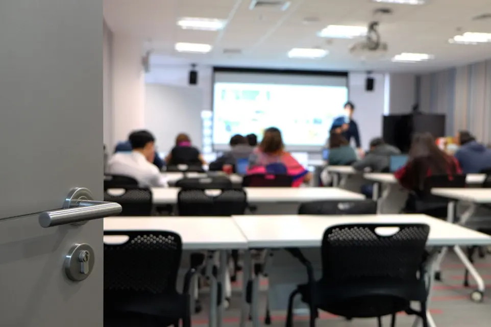 Formation & Training: Empowering teams with knowledge for smarter and sustainable cleaning. Classroom training session with a focus on sustainability and effective cleaning practices, representing InnuScience's commitment to education.